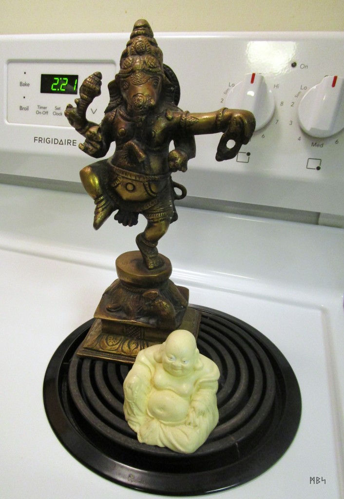 Photo of the Buddha and Ganesha on the burner of a Frigidaire by Mike Smetzer ᛗᛒᛋ.