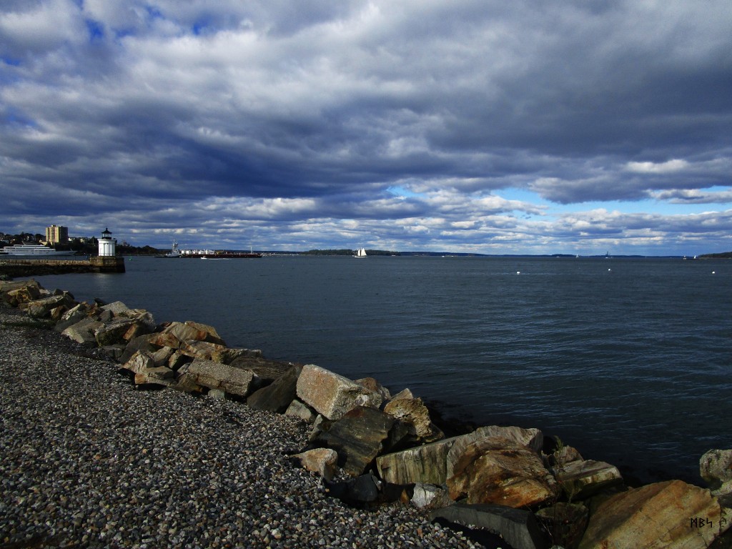 A mixture of distant shore line and islands on the horizon across Casco Bay. Photo by Mike Smetzer ᛗᛒᛋ.